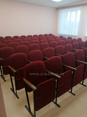 Школьный актовый зал с креслами